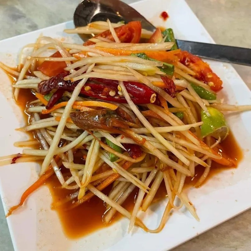 Som Tum Khun Kan. Quán này được Michelin trao giải Bib Gourmand (món ăn ngon có giá phải chăng) trong 7 năm liên tiếp. Ở đây có nhiều loại som tum nhưng “xịn” nhất là som tum tôm khô và đậu phộng - Ảnh: Som Tum Khun Kan