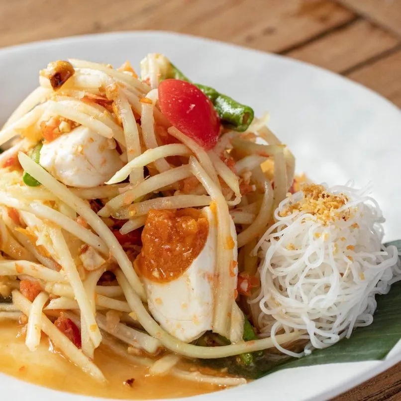 Baan Somtum. Som tuam ở đây rất đa dạng, gồm: đu đủ, dưa leo, đậu que cùng cua, hàu, xúc xích. Các món nổi bật là: som tum cà rốt kiểu Thái, som tum dừa, đu đủ chiên giòn sốt som tum rất hấp dẫn. Baan Somtum có nhiều chi nhánh ở Bangkok - Ảnh: Baan Somtum