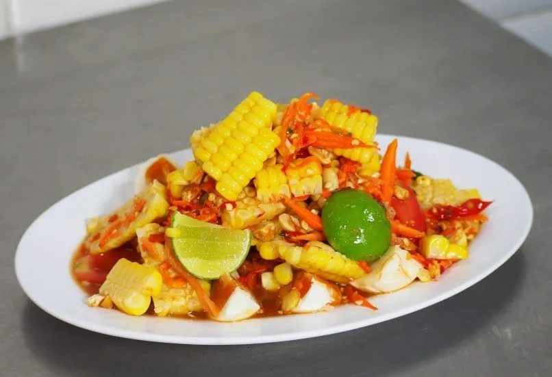 Jaekoy Isaan Seafood. Nhà hàng có rất nhiều món nhưng nổi tiếng với som tum bắp, trứng muối; som tum đậu đũa và som tum dưa leo. Địa chỉ: 14 Petchaburi 12, Ratchathewi - Ảnh: Jaekoy
