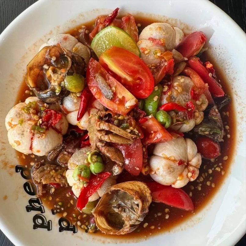 Phed Phed. Som tum ở đây rất cay có nhiều thành phần để lựa chọn như: nhiều loại mắm, các loại trái cây. Phed Phed rất đông vào buổi trưa và có nhiều chi nhánh ở Bangkok như: Phed Phed Cafe, Phed Phed POP, Phed Phed HEY - Ảnh: Phed Phed