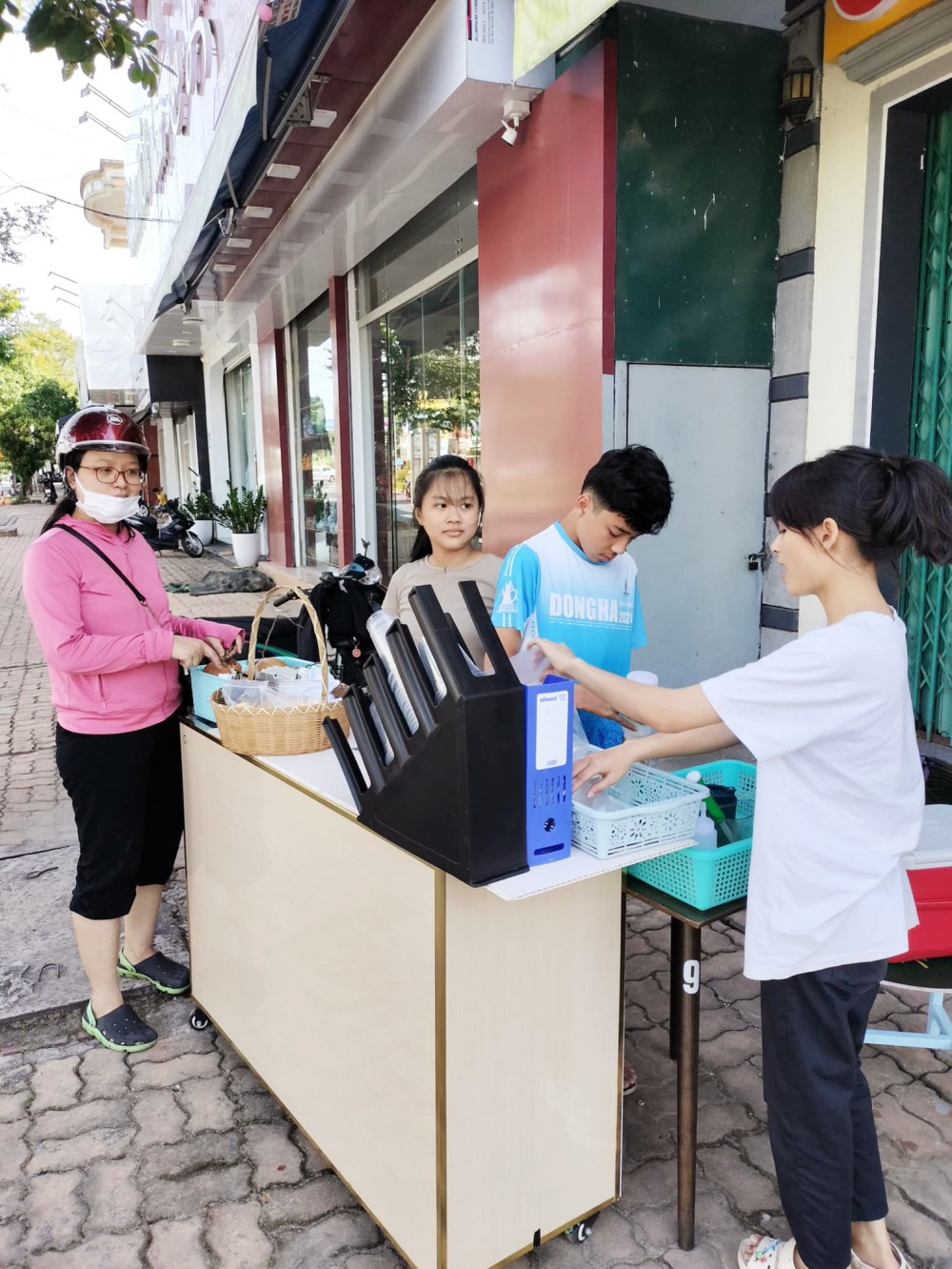 Các bạn nhỏ tập tành bán nước giải khát