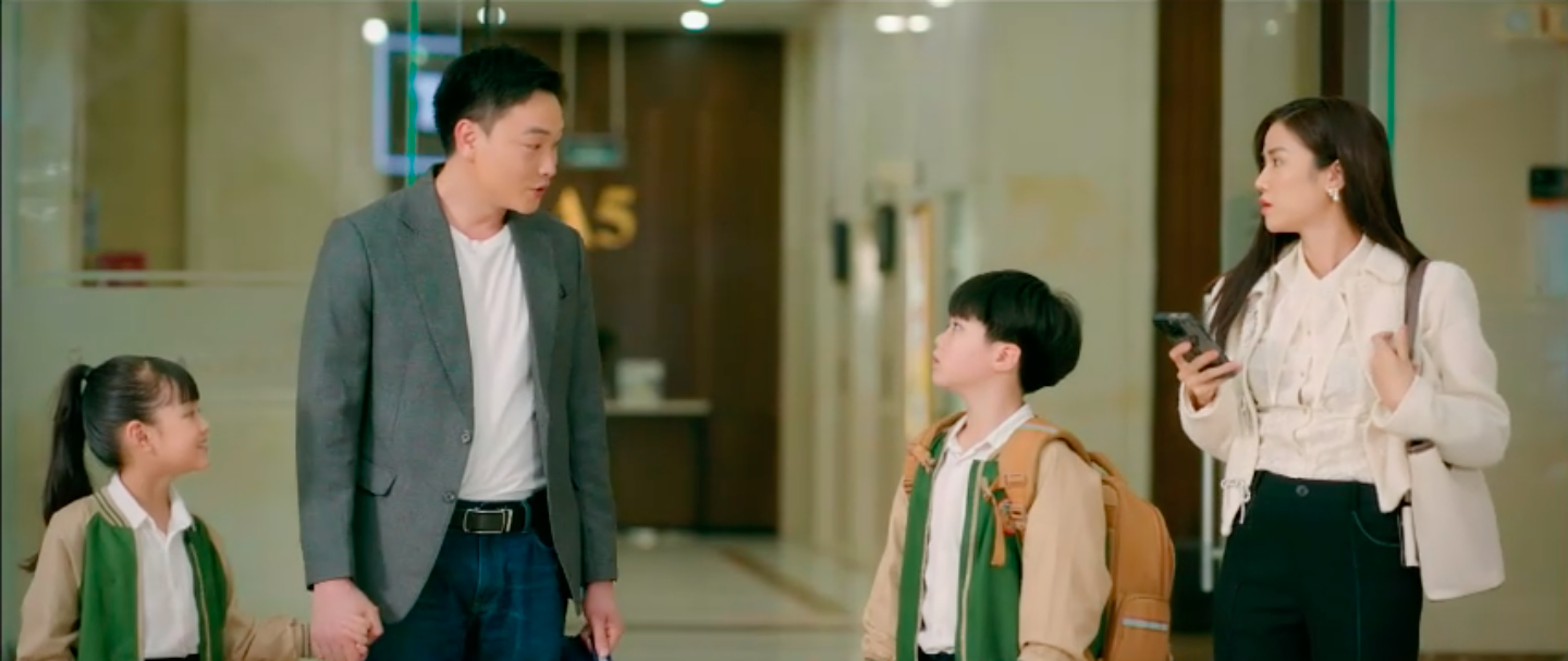 “Cầu vồng ở phía chân trời”: Không cần drama vẫn “cuốn” Phim kể về gia đình 2 ông bố bà mẹ đơn thân Tuấn- Oanh và con của họ
