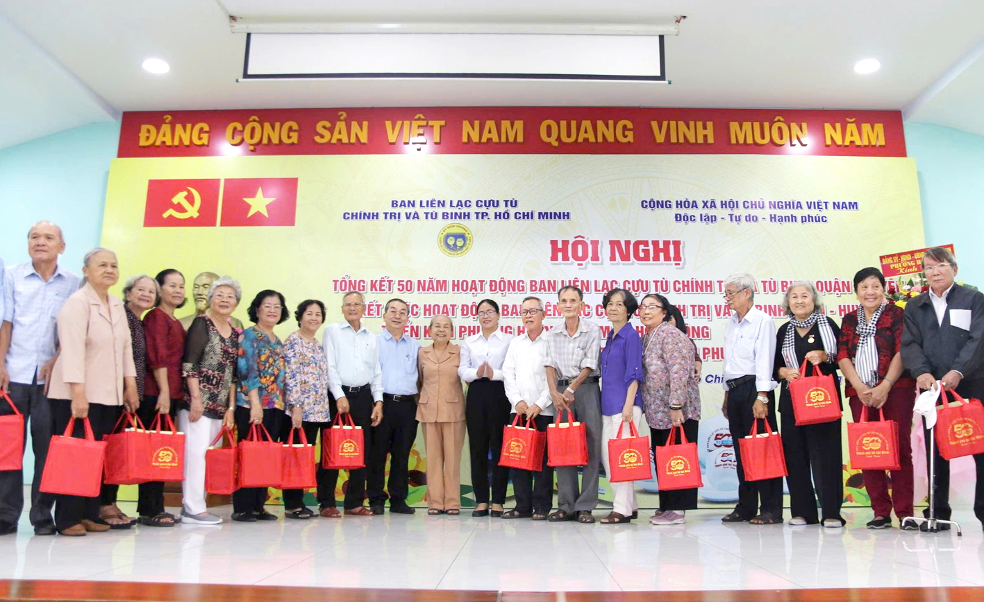 Đại diện Ban Liên lạc cựu tù chính trị và tù binh các quận, huyện nhận quà của Thành ủy TPHCM