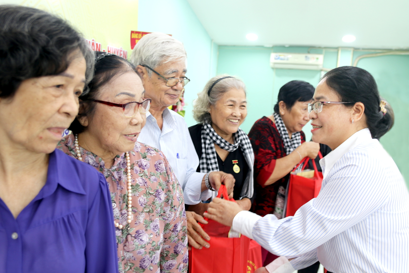 Bà Nguyễn Thị Tuyết Minh - Phó trưởng ban Tuyên giáo và Dân vận Thành ủy TPHCM - tặng quà các cựu tù chính trị và tù binh các địa phương