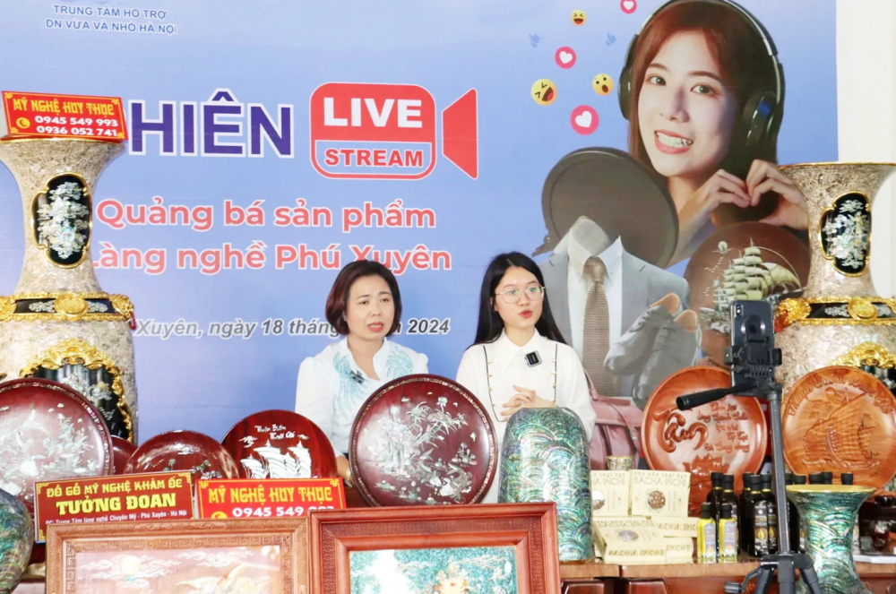Tích cực số hóa để sản phẩm làng nghề vươn xa Phiên phát sóng trực tiếp giới thiệu các sản phẩm làng nghề của UBND huyện Phú Xuyên (cũ), TP Hà Nội - ẢNH: SƠN TÙNG