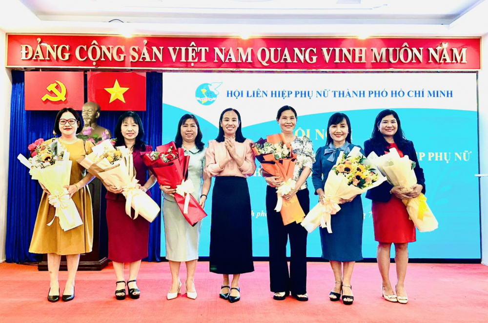 Thường trực Hội LHPN TPHCM mới gồm 1 chủ tịch và 6 phó chủ tịch. Bà Võ Ngọc Thanh Trúc (giữa) làm chủ tịch hội