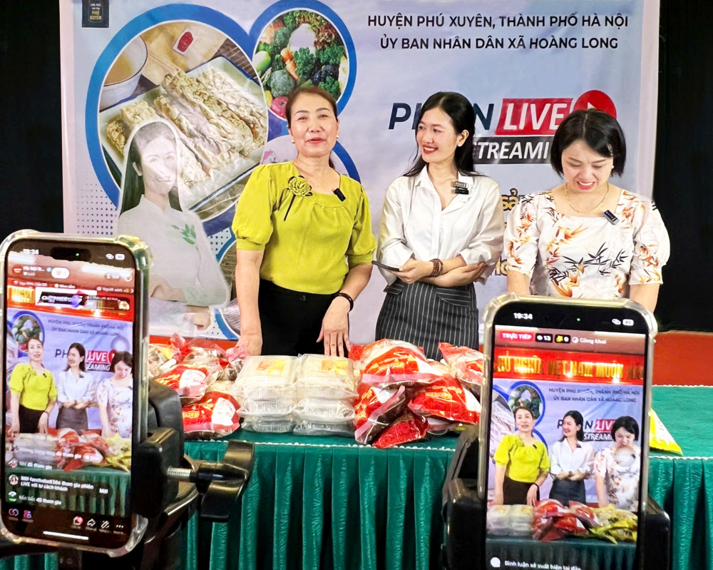 Tích cực số hóa để sản phẩm làng nghề vươn xa Các phiên live stream bán hàng được UBND huyện Phú Xuyên (cũ), TP Hà Nội tổ chức hằng tuần tại các làng nghề ẢNH: M.T.