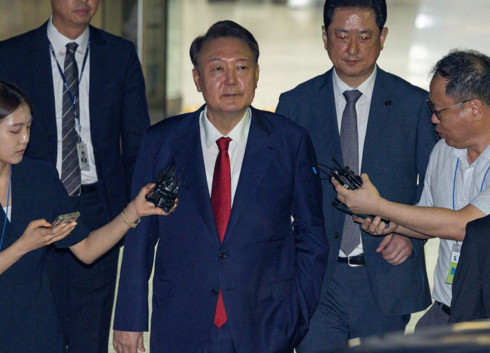 Cựu Tổng thống Yoon Suk Yeol bước ra khỏi Tòa án Quận Trung tâm Seoul ở miền nam Seoul, ngày 9 tháng 7. Yonhap