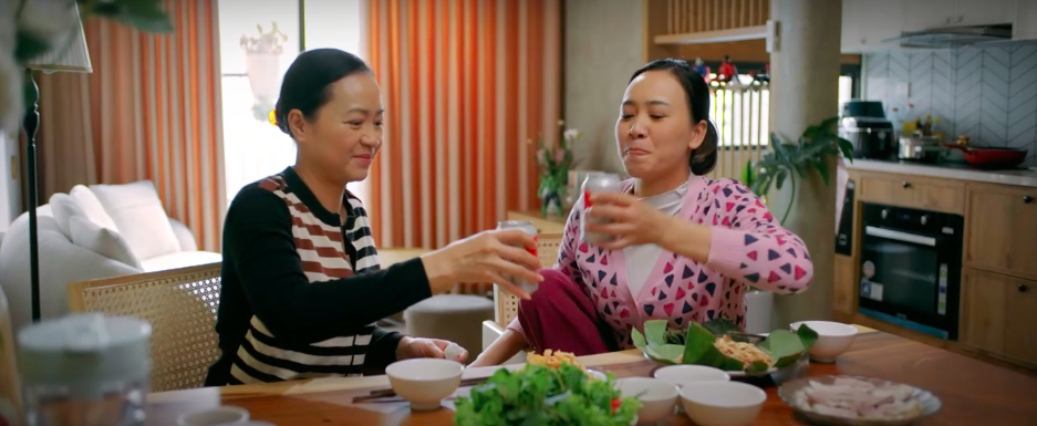 “Cầu vồng ở phía chân trời”: Không cần drama vẫn “cuốn” 2 người giúp việc Tuyết (trái) và Ngà trong phim là nguồn cơn đem đến nhiều rắc rối cho Tuấn- Oanh