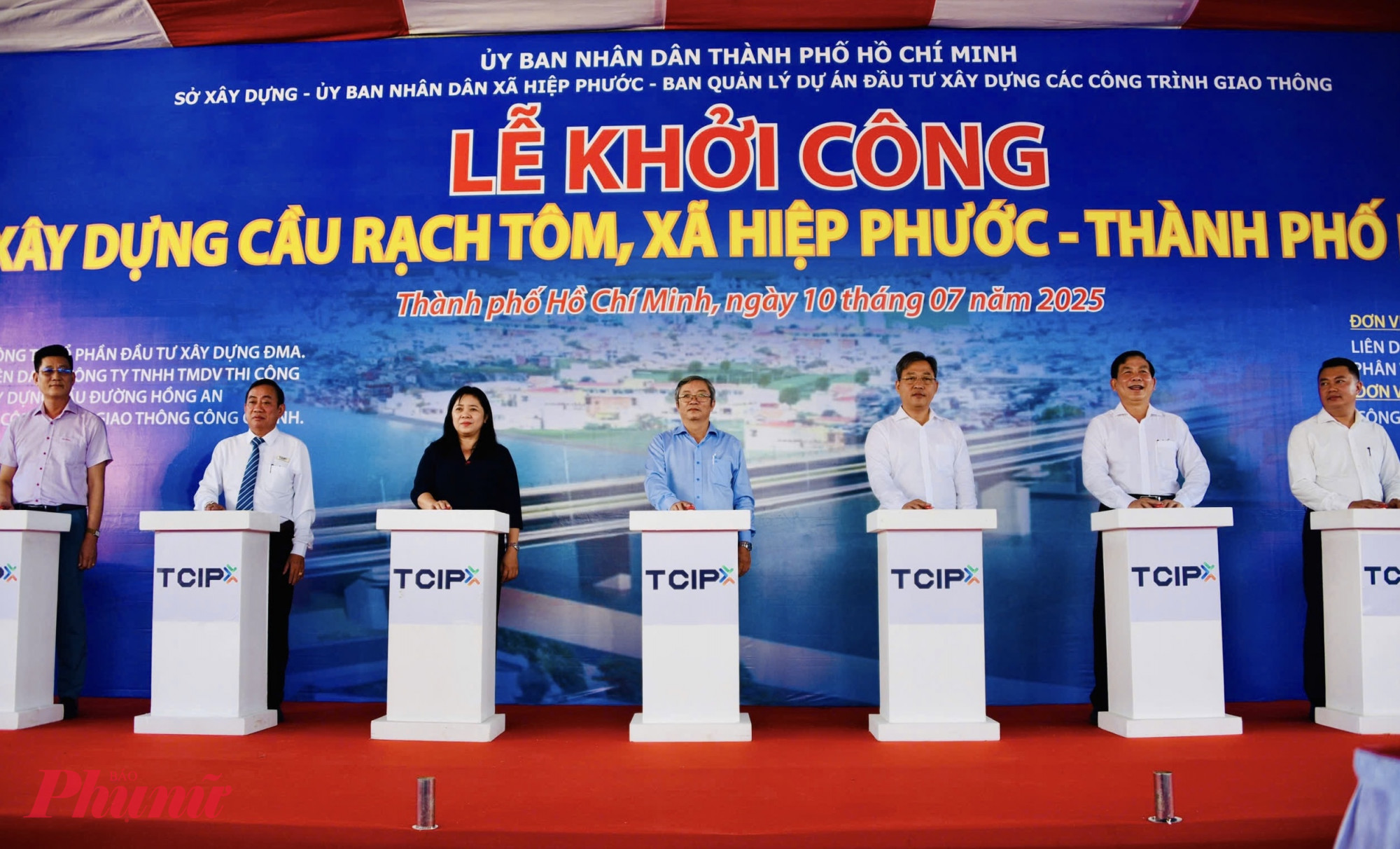 Lãnh đạo địa phương, chủ đầu tư và các đơn vị liên quan thực hiện nghi thức khởi công dự án - Ảnh: Thanh Tâm