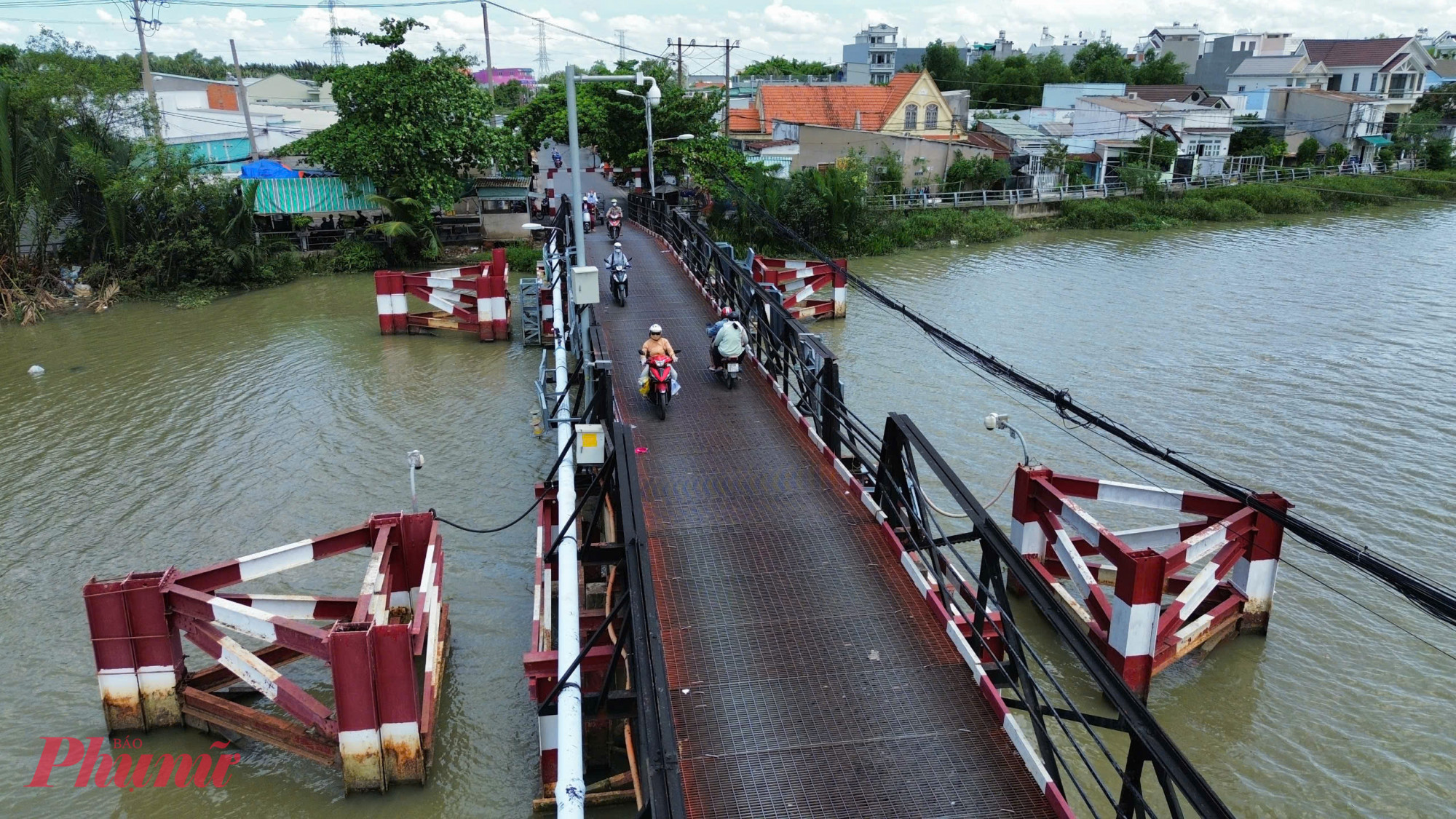Cầu sắt Rạch Tôm cũ, xây dựng từ trước 1975, hiện đã xuống cấp nghiêm trọng - Ảnh: Thanh Tâm