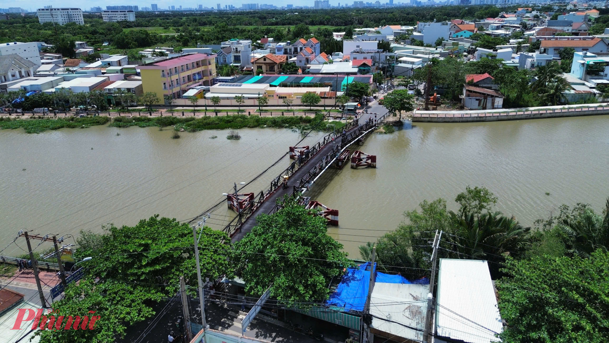 Khu vực thi công cầu Rạch Tôm nhìn từ trên cao, kết nối hai bờ sông - Ảnh: Thanh Tâm