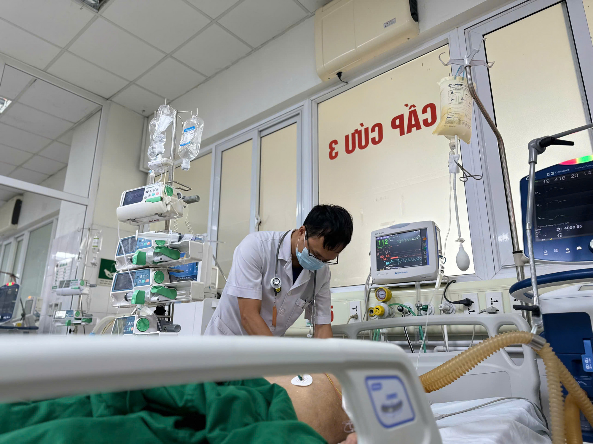 Bệnh nhân nam liệt tứ chi, không có khả năng hồi phục dù đã qua cơn nguy kịch - ảnh: Thanh Sơn