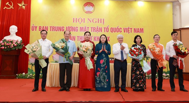  Ông Đỗ Văn Chiến, Ủy viên Bộ Chính trị, Bí thư Trung ương Đảng, Chủ tịch Ủy ban Trung ương MTTQ Việt Nam, Bí thư Đảng ủy MTTQ, các đoàn thể Trung ương; bà Nguyễn Thị Thu Hà, Ủy viên Trung ương Đảng, Phó Chủ tịch - Tổng Thư ký Ủy ban Trung ương MTTQ Việt Nam, Phó Bí thư Thường trực Đảng ủy MTTQ, các đoàn thể Trung ương tặng hoa chúc mừng các đồng chí được hiệp thương cử giữ chức Phó Chủ tịch Ủy ban Trung ương MTTQ Việt Nam
