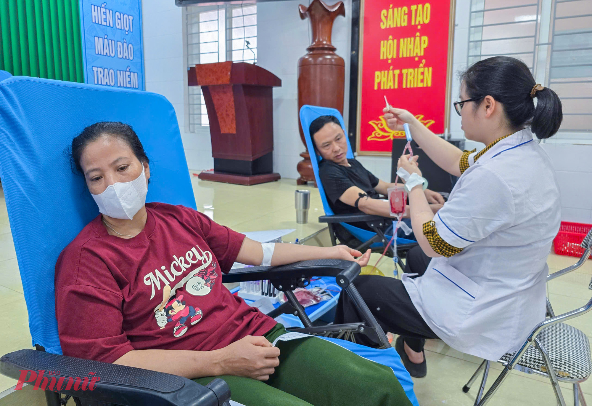 Người thân bệnh nhân hiến máu tại Trung tâm Huyết học và Truyền máu Nghệ An - Ảnh: Phan Ngọc