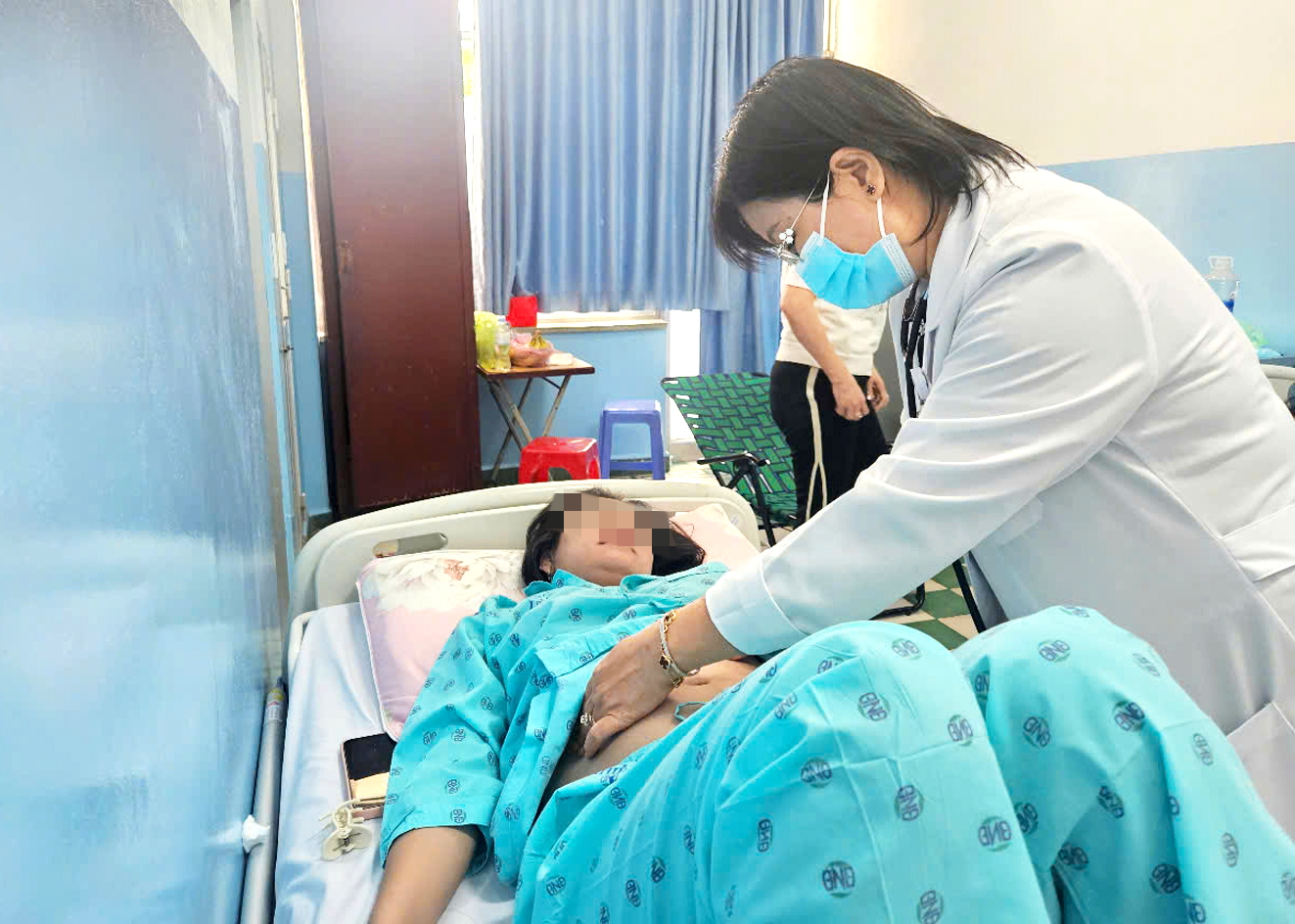 Sốt xuất huyết tấn công người lớn Bác sĩ Nguyễn Thị Cẩm Hường đang thăm khám cho chị T.