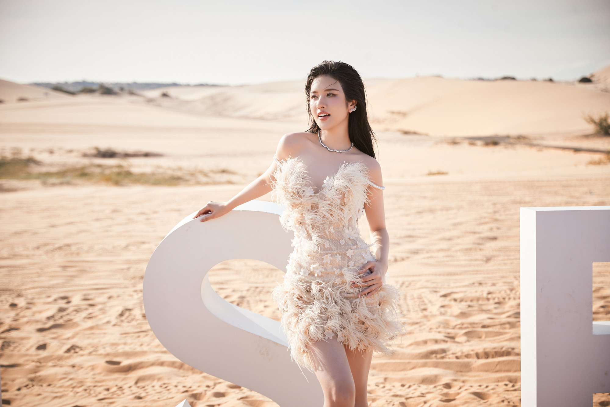 Phan Thu Hiền diện trang phục tôn dáng khi xuất hiện tại show diễn nhằm ủng hộ đồng nghiệp. Với chiều cao 1,7m và số đo 83-63-90, người đẹp sinh năm 2003 gây ấn tượng bởi vóc dáng cân đối và thần thái tự tin trước ống kính.