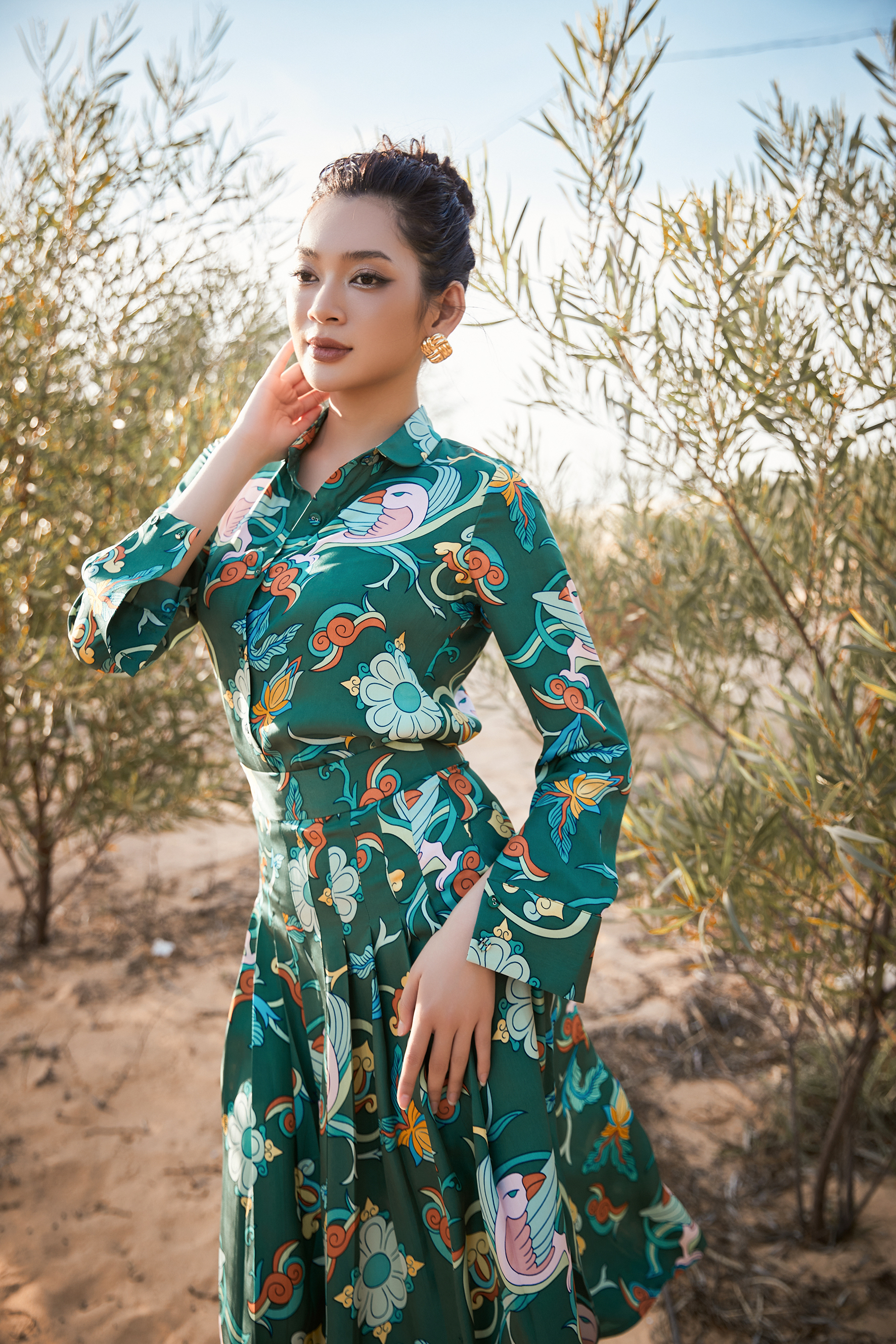 Nguyễn Hoài Phương Anh gây ấn tượng bởi nhan sắc rạng rỡ, chiều cao 1,72m cùng số đo ba vòng 84-61-94. Sắc vóc chuẩn của người đẹp sinh năm 2001 nhanh chóng chinh phục nhà mốt, được tin tưởng giao thiết kế váy xanh, giúp toát lên nguồn năng lượng tươi tắn, trẻ trung. 