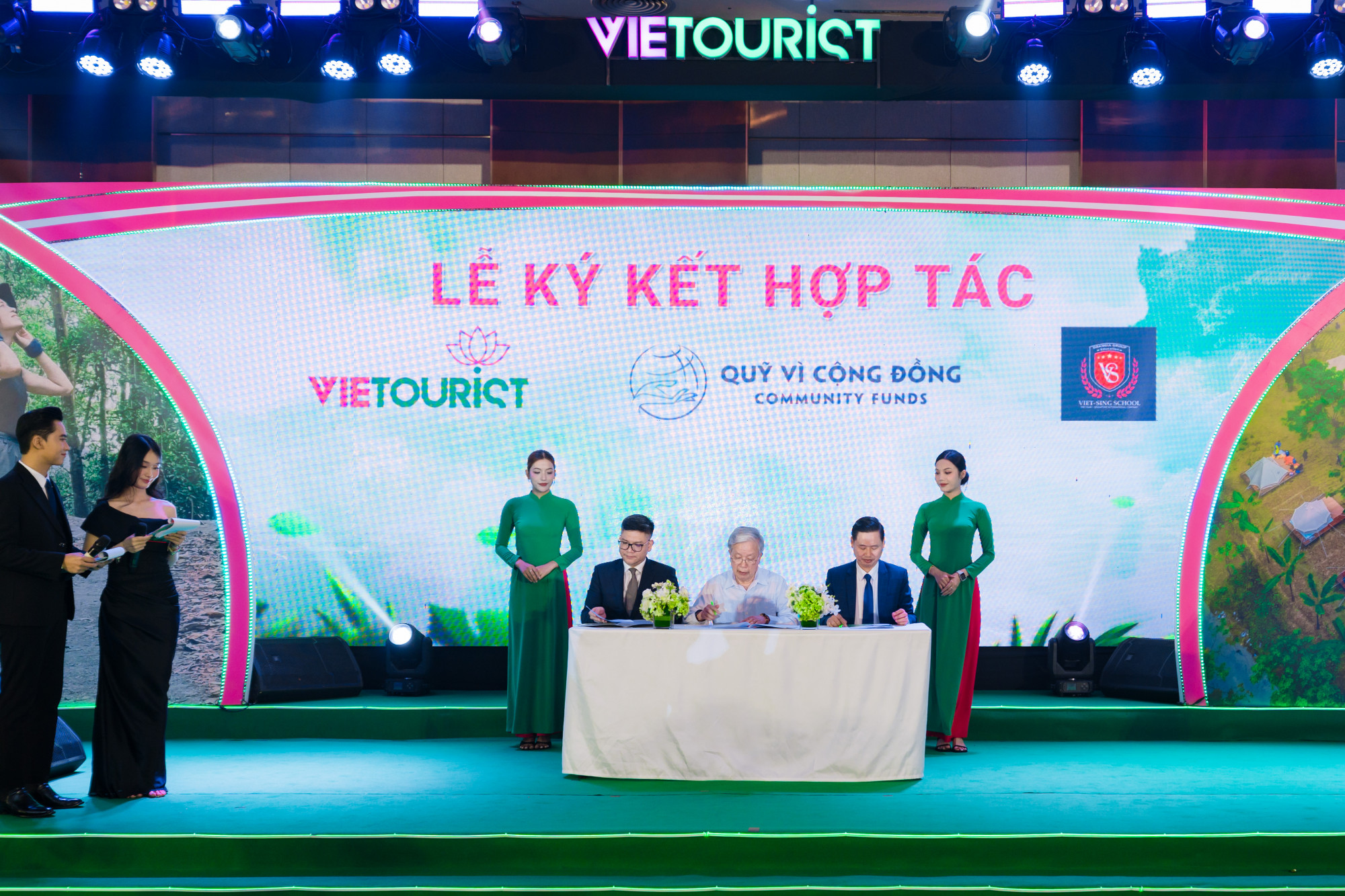 Trong khuôn khổ sự kiện, Vietourist ký kết cùng Quỹ Vì cộng đồng phát triển nhiều dự án văn hóa ý nghĩa cho cộng đồng ở các địa phương - Ảnh: VTD