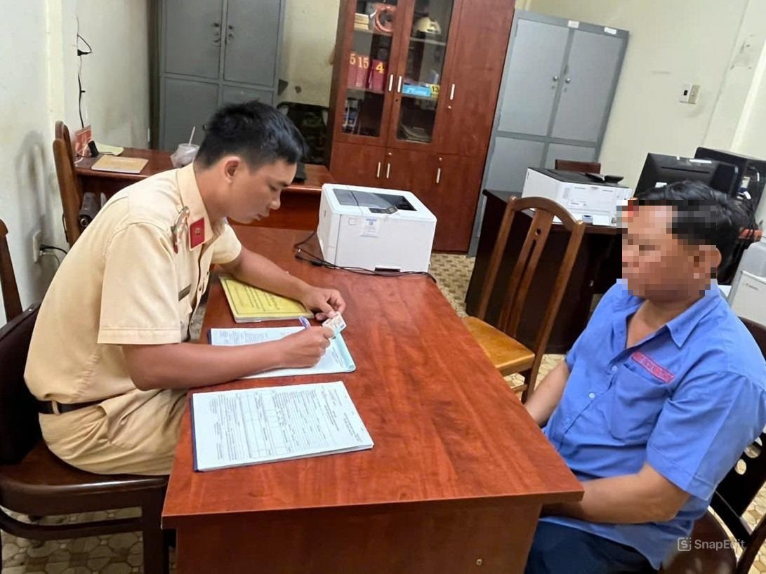 Ông K. làm việc với CSGT. Ảnh: CSGT.