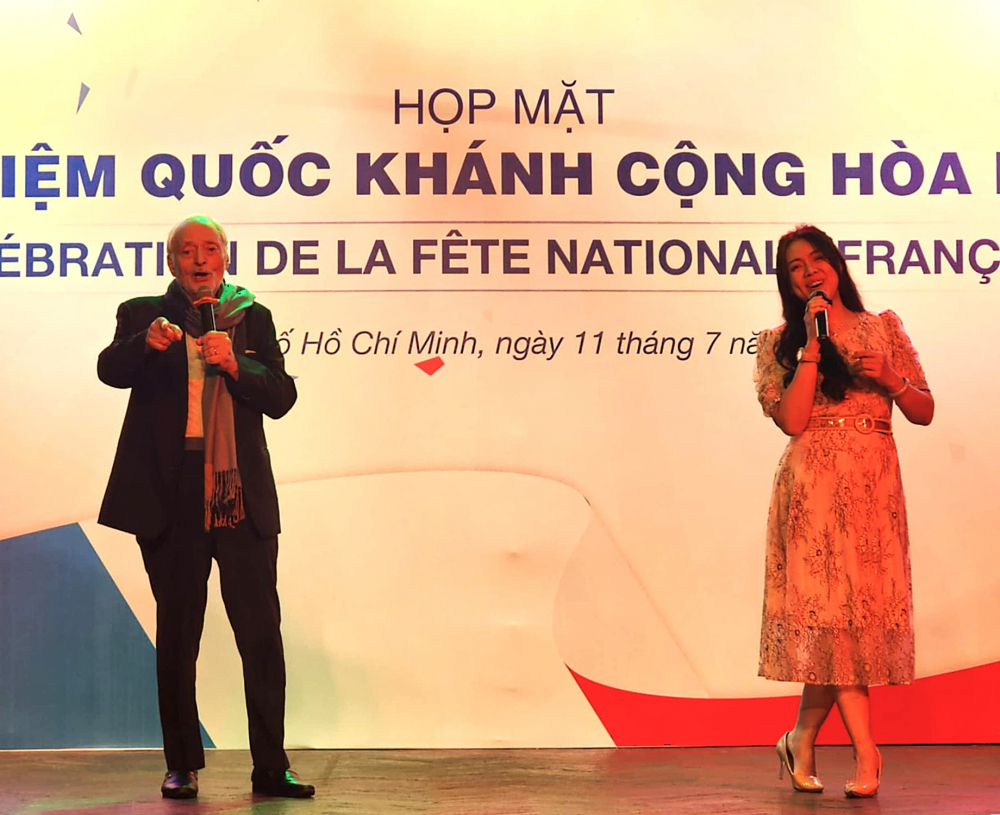 Một tiết mục giao lưu văn nghệ tại buổi họp mặt với bài hát Douce France 