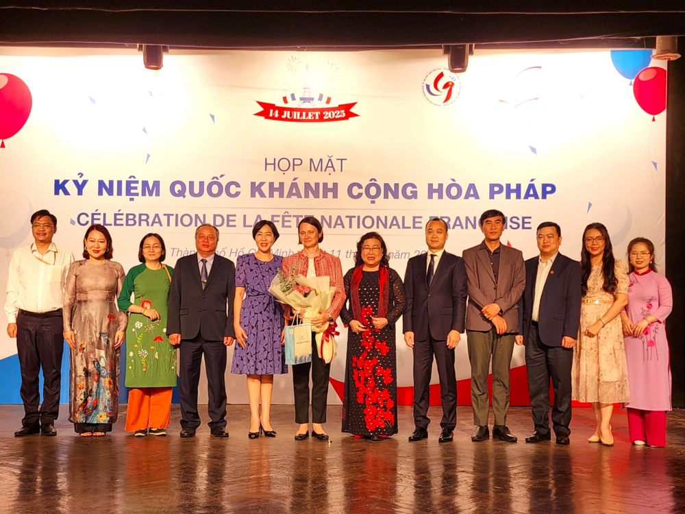 Tng lãnh sự Pháp tại TPHCM chụp ảnh lưu niệm cùng các thành viên Hội hữu nghị Việt Nam - Pháp TPHCM, ông Đỗ Việt Hà - Chủ tịch Liên hiệp các tổ chức hữu nghị TPHCM (thứ tư từ trái sang) và bà Nguyễn Ngọc Lan - Viện trưởng Viện Trao đổi Văn hóa với Pháp (thứ năm từ trái sang))