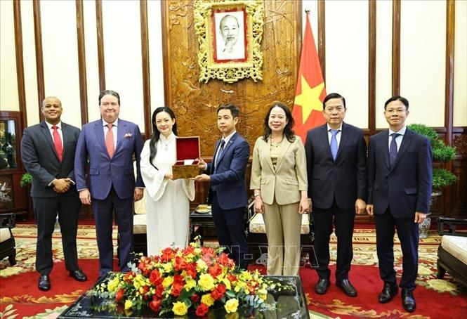 Phó Chủ tịch nước Võ Thị Ánh Xuân tiếp nhận món quà là những hạt hoa sen đã được mang lên vũ trụ từ bà Amanda Nguyễn. Ảnh: Minh Đức/TTXVN