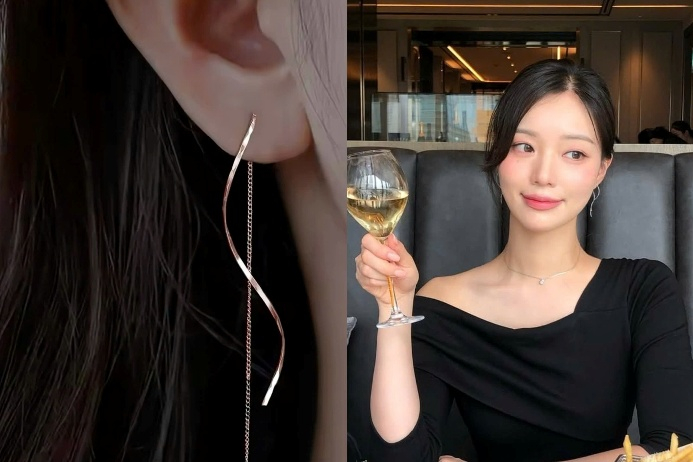 Bông tai dáng rũ là sự kết hợp giữa sợi dây mảnh và đường cong nhẹ tạo nên một thiết kế đầy tinh tế, phù hợp với những bạn yêu thích vẻ đẹp thanh thoát và nữ tính. Đôi bông tai này trở nên lý tưởng nếu bạn diện cùng váy trễ vai, giúp tôn phần cổ và vai mà không cần thêm nhiều phụ kiện. Nhờ độ dài vừa phải và chuyển động nhẹ nhàng khi di chuyển, kiểu dáng này mang lại cảm giác mềm mại mà vẫn đủ điểm nhấn cho những dịp cần sự chỉn chu nhẹ nhàng.