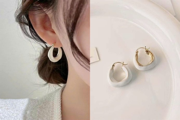 Dáng tròn cổ điển của đôi bông tai này mang lại cảm giác nhẹ nhàng và thanh lịch. Chất liệu men sứ phủ ánh trắng giúp đôi tai của bạn thêm sáng và nổi bật hơn. Phần móc cài mảnh tinh tế tạo sự hài hòa nhưng không kém phần chắc chắn. Mẫu thiết kế này còn dễ kết hợp cùng kiểu tóc búi thấp và buộc lơi, rất phù hợp với người có dáng mặt vuông hoặc góc cạnh giúp đường nét trở nên hài hòa hơn.