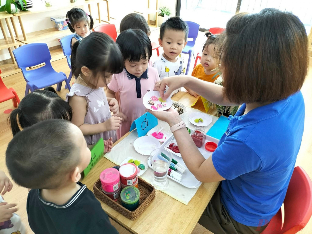 Theo dự kiến, Chính phủ sẽ tham mưu xếp lại bậc lương cho giáo viên mầm non để đảm bảo cuộc sống - Ảnh minh họa