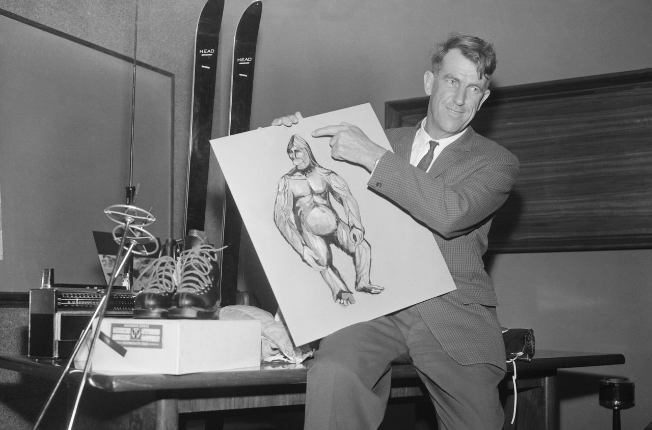 Săn lùng “quái vật núi tuyết” huyền thoại Nhà leo núi nổi tiếng người New Zealand, Edmund Hillary, nhắc đến “huyền thoại Yeti” trong buổi họp báo trước chuyến thám hiểm Himalaya của ông diễn ra năm 1960. - Ảnh: Getty
