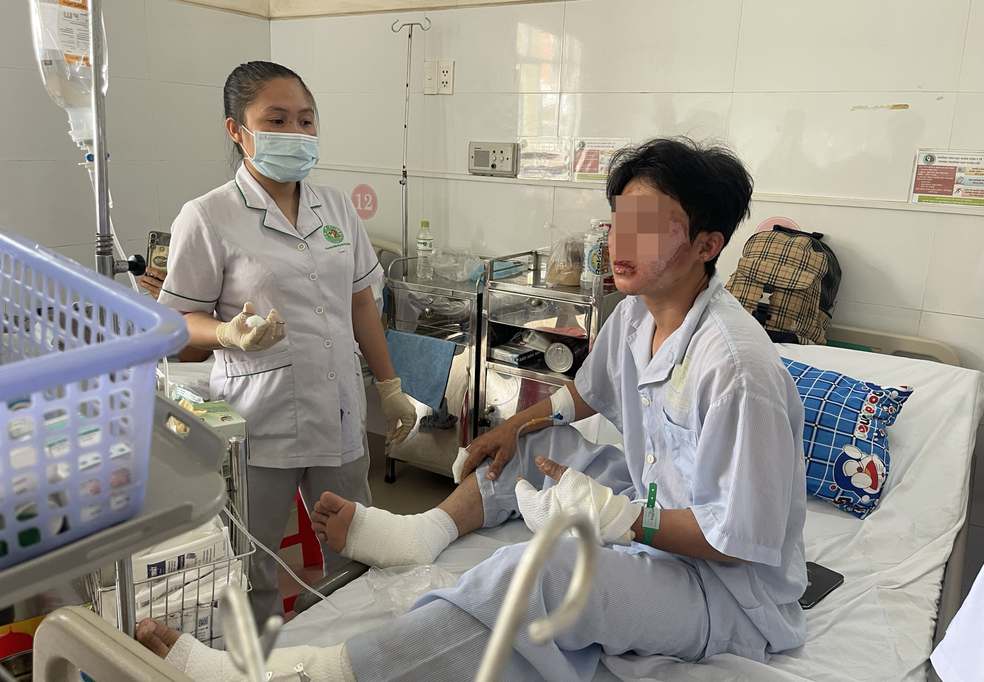 Bệnh nhân đang được theo dõi và điều trị tại Khoa Ngoại chấn thương Bệnh viện Lê Văn Thịnh (ảnh: Thanh Huyền)