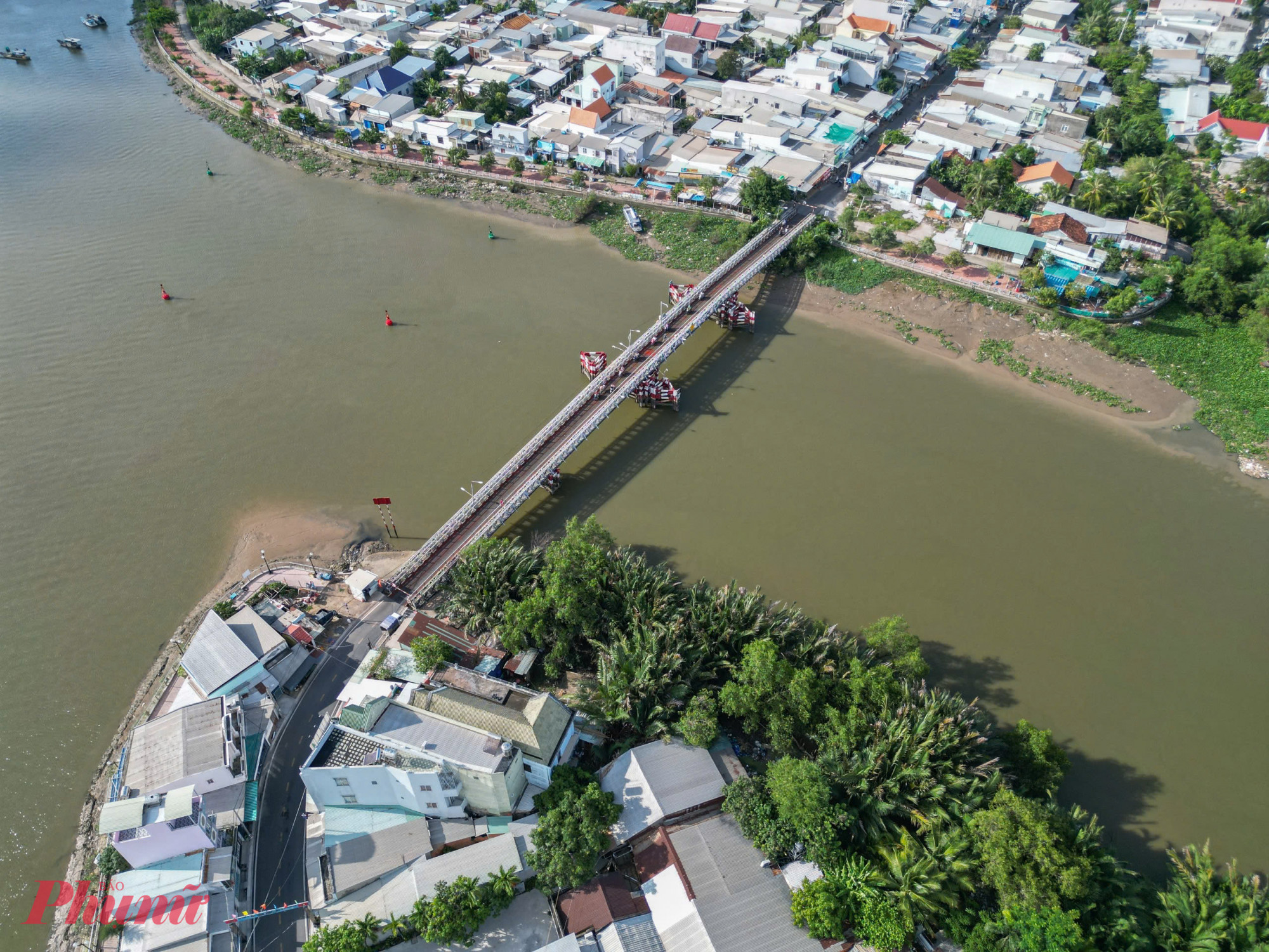 Cầu dài khoảng 128 m, hiện đã cấm xe tải do không đảm bảo khả năng chịu lực. Mặc dù dự án xây mới cầu Rạch Dơi đã được HĐND TPHCM thông qua từ năm 2016, đến nay vẫn chưa được triển khai.