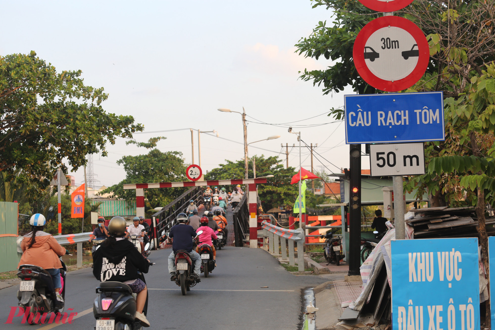 Sau nhiều năm chờ đợi, người dân xã Hiệp Phước phần nào cảm thấy yên tâm khi dự án xây dựng cầu Rạch Tôm chính thức được khởi công. Dự kiến cây cầu này sẽ hoàn thành vào cuối năm 2026.