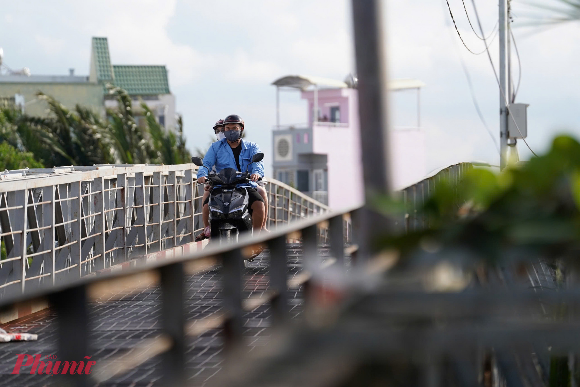 Người dân sinh sống quanh khu vực cho biết, việc lưu thông qua hai cây cầu này rất khó khăn, đặc biệt vào mùa mưa hoặc khi thủy triều lên cao. Xe hai bánh phải len lỏi tránh ổ gà, trong khi xe tải nặng thường xuyên bị rung lắc khi qua cầu.