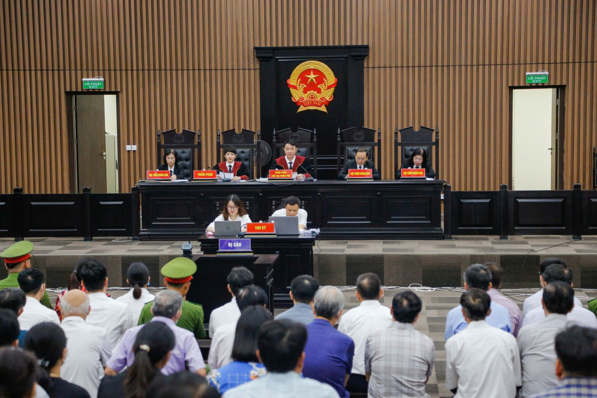 Hội đồng xét xử trong vụ án - Ahr: C.M