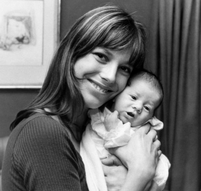Ca sĩ Jane Birkin với con gái diễn viên Charlotte Gainsbourg vài tuần sau khi cô chào đời vào năm 1971