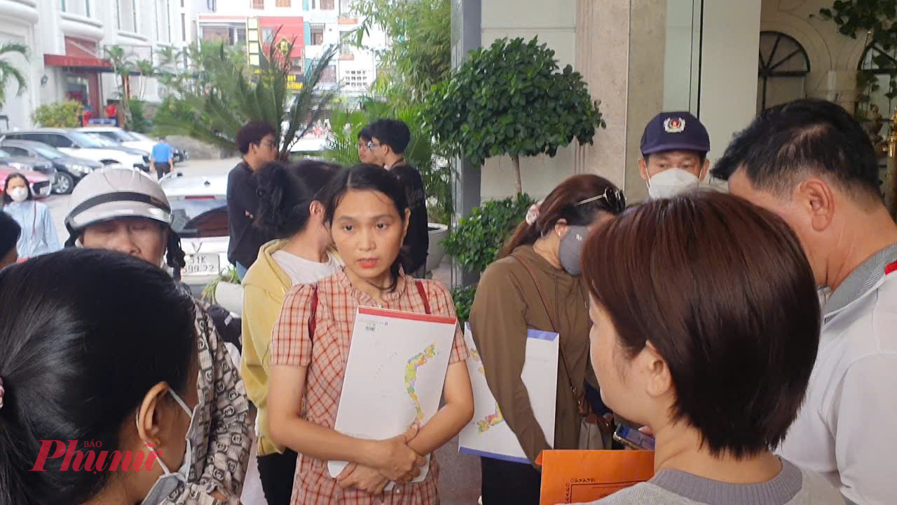Người dân ngỡ ngàng khi còn những 10 ngày theo thông báo từ Sở Xây dựng nhưng chủ đầu tư kiên quyết không nhận hồ sơ