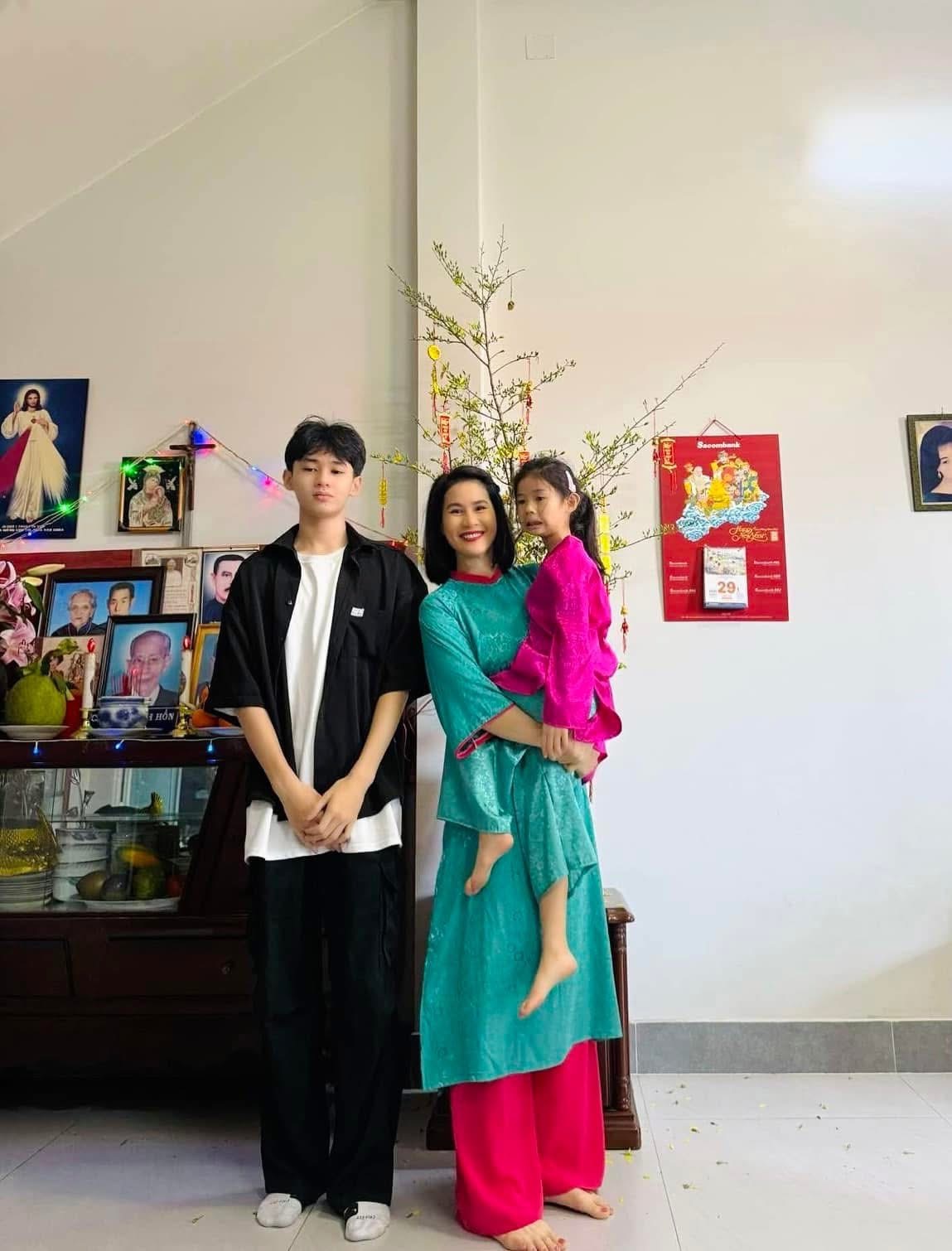Diễn viên Thân Thúy Hà từng tiết lộ con trai đạt chiều cao 1m77–1m78 từ năm 14 tuổi và hiện có thể đã cán mốc 1m80. Cậu bạn có chế độ ăn uống và vận động hợp lý với các món yêu thích như cá hồi, thịt bò, sữa lúa mạch, và đam mê các môn thể thao như bóng đá, bóng rổ – những yếu tố góp phần không nhỏ giúp phát triển thể chất vượt trội.