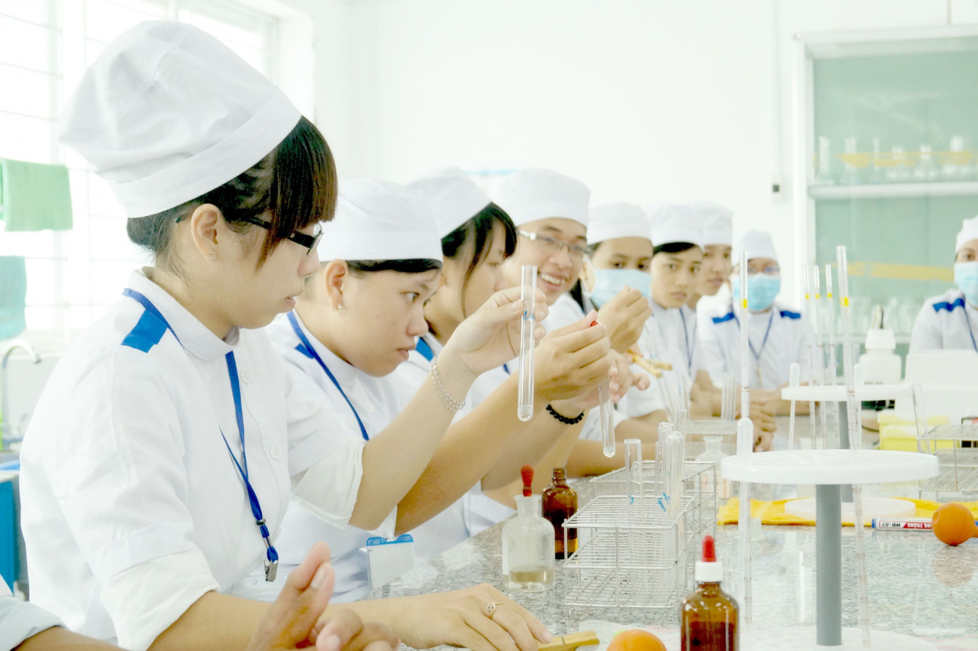 Sinh viên ngành y ở ĐH Trà Vinh trong giờ thực tập... Ảnh: Đồng Khởi