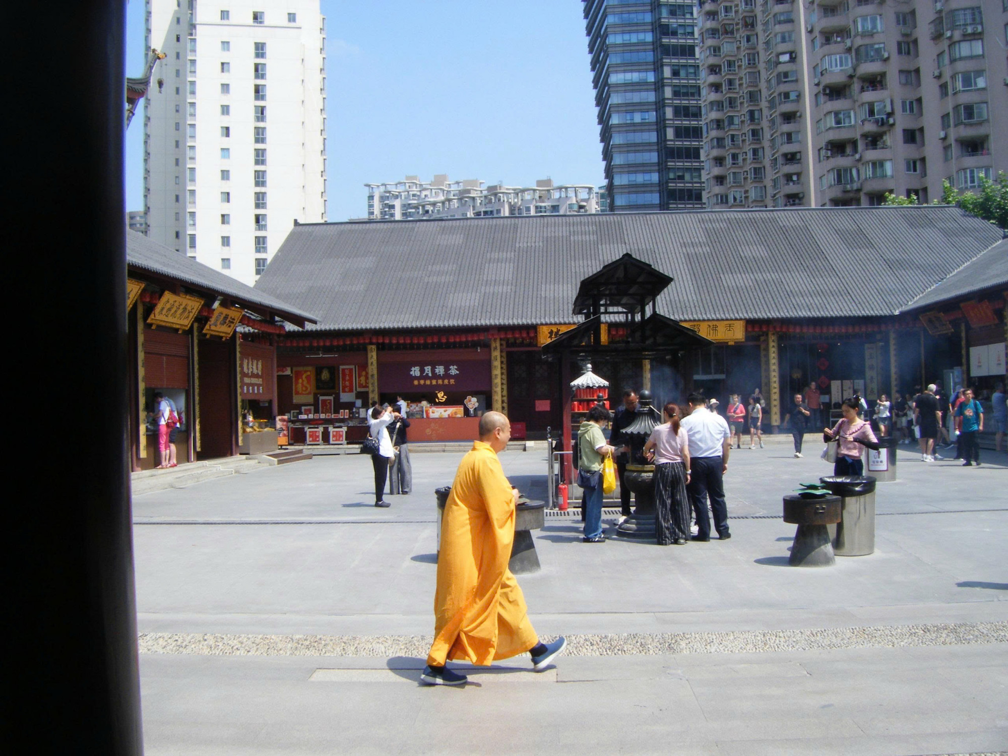 Không gian bình yên trong sân chùa