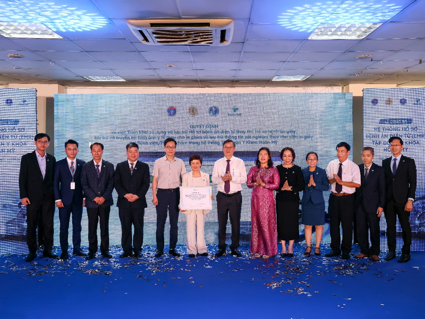 Đại diện Bộ Y tế trao quyết định triển khai sử dụng và lưu trữ hồ sơ Bệnh án điện tử cho Tập đoàn y khoa Hoàn Mỹ - Ảnh: Hoàn Mỹ