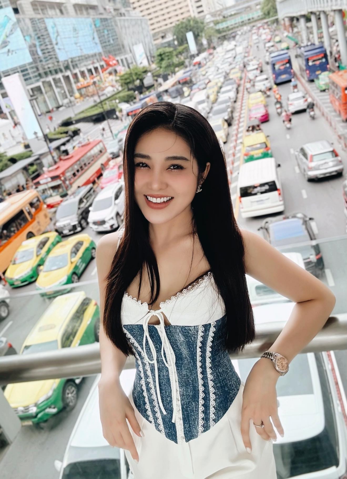 Ny Saki, tên thật là Huỳnh Kiều Ni, sinh năm 1995, hiện đang sống và làm việc tại TP.HCM. Cô hoạt động sôi nổi với vai trò DJ, diễn viên mạng và người ảnh hưởng. Trên các nền tảng xã hội, Ny Saki sở hữu lượng theo dõi ấn tượng
