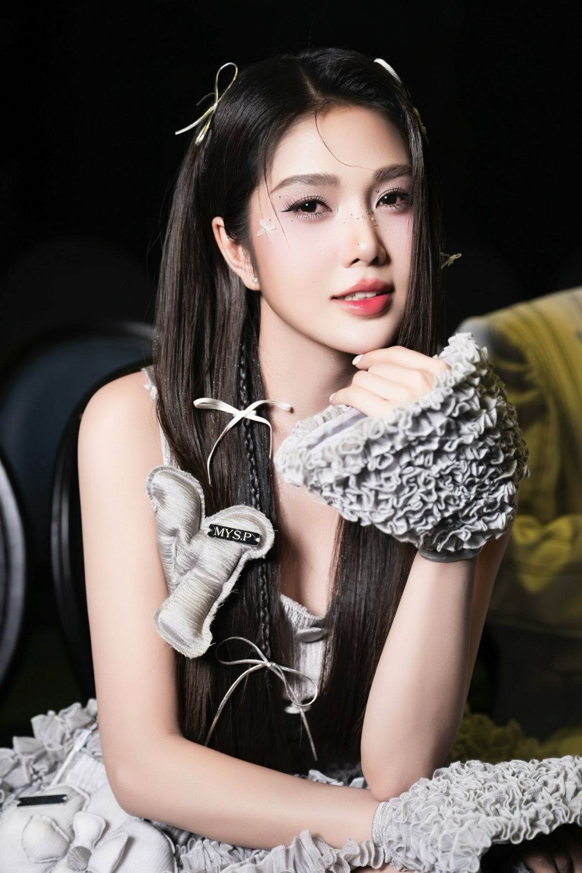 hot girl Ny Saki toát lên vẻ đẹp ngọt ngào và thời thượng đậm chất kawaii hiện đại. Gương mặt cô sắc sảo với đường nét thanh tú, làn da trắng mịn và lớp trang điểm nhẹ nhàng nhưng tinh tế, đặc biệt nổi bật với đôi mắt long lanh và má hồng tựa sương sớm.