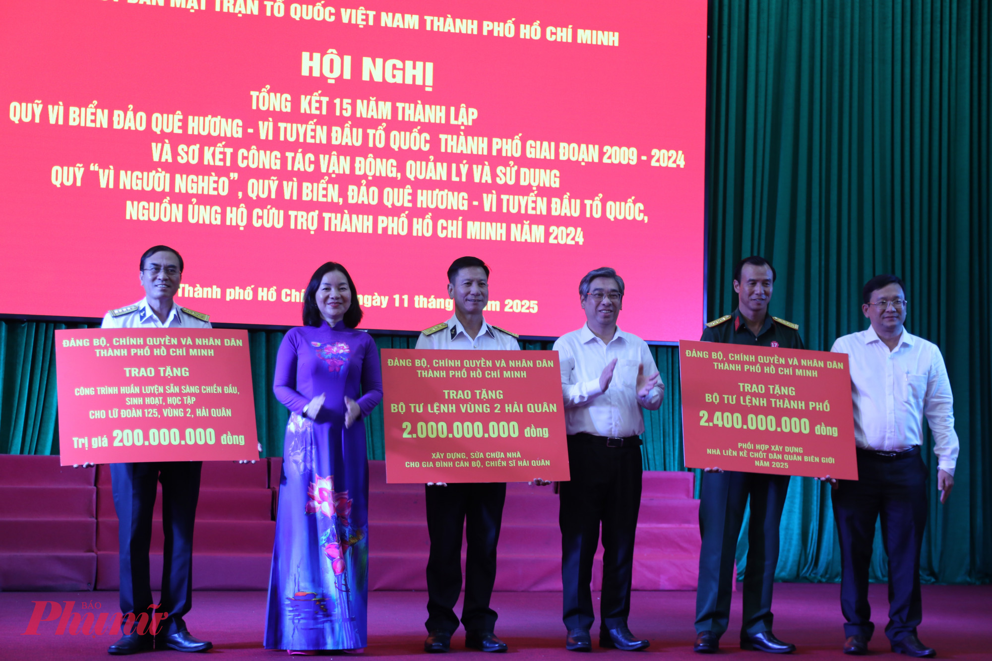 -Trao bảng tượng trưng các công trình hỗ trợ tuyến đầu: Công trình hỗ trợ xây dựng, sửa chữa nhà cho gia đình cán bộ, chiến sĩ Hải quân thuộc Vùng 2 Hải quân với số tiền 2 tỷ đồng;  Công trình hỗ trợ nhà điểm dân cư liền kề chốt dân quân biên giới của Bộ Tư lệnh Thành phố với số tiền 2,4 tỷ đồng; Công trình huấn luyện sẵn sàng chiến đấu, sinh hoạt, học tập của Lữ đoàn 125 với số tiền 200 triệu đồng