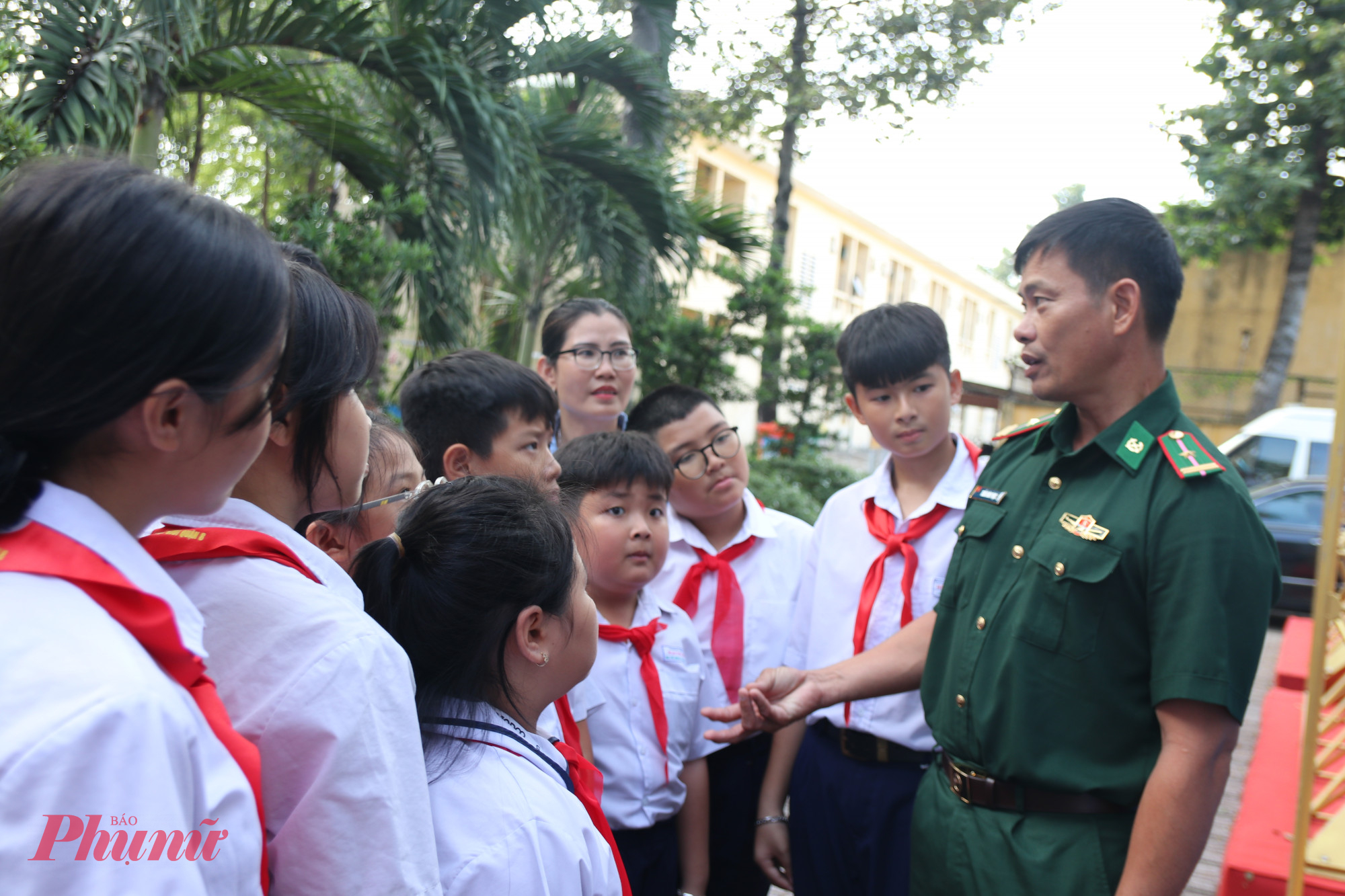 Thầy Trần Bình Phục kể về lớp học tình thương trên đảo Hòn Chuối cho các em học sinh