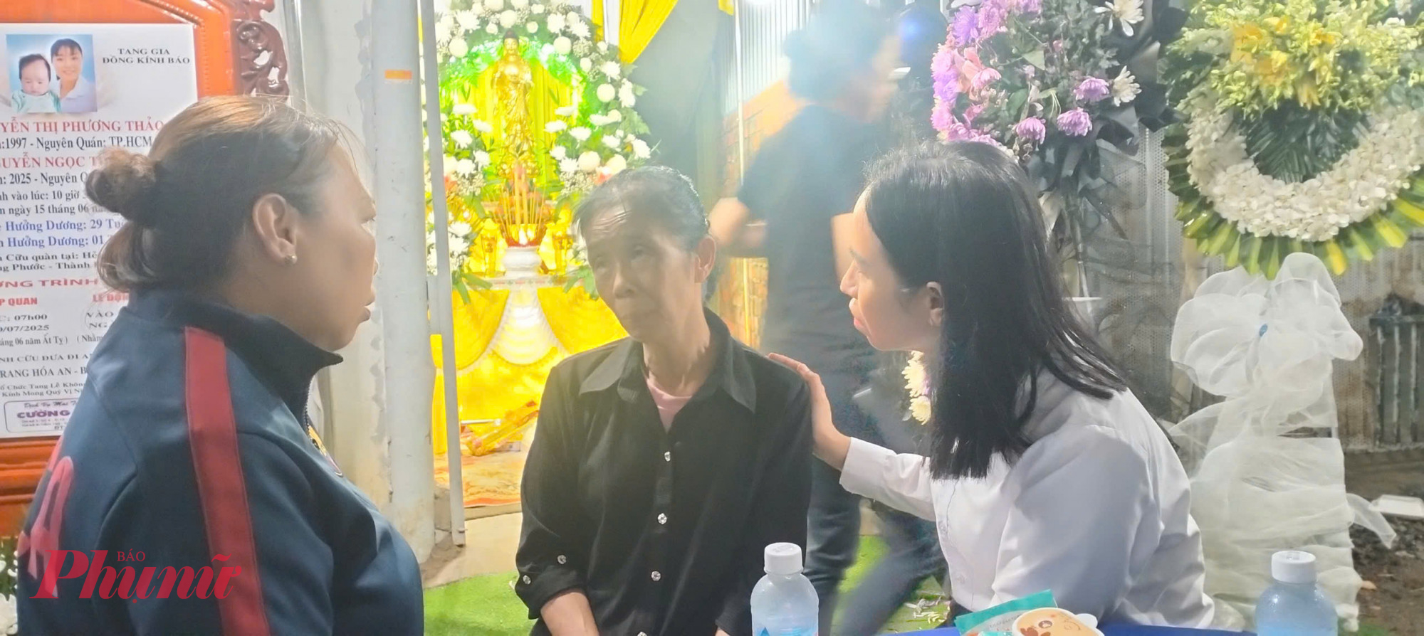 Chủ tịch Hội LHPN TPHCM Võ Ngọc Thanh Trúc - thăm hỏi, chia buồn, thắp hương chia buồn và thắp hương tiễn biệt chị Thảo và cháu bé.