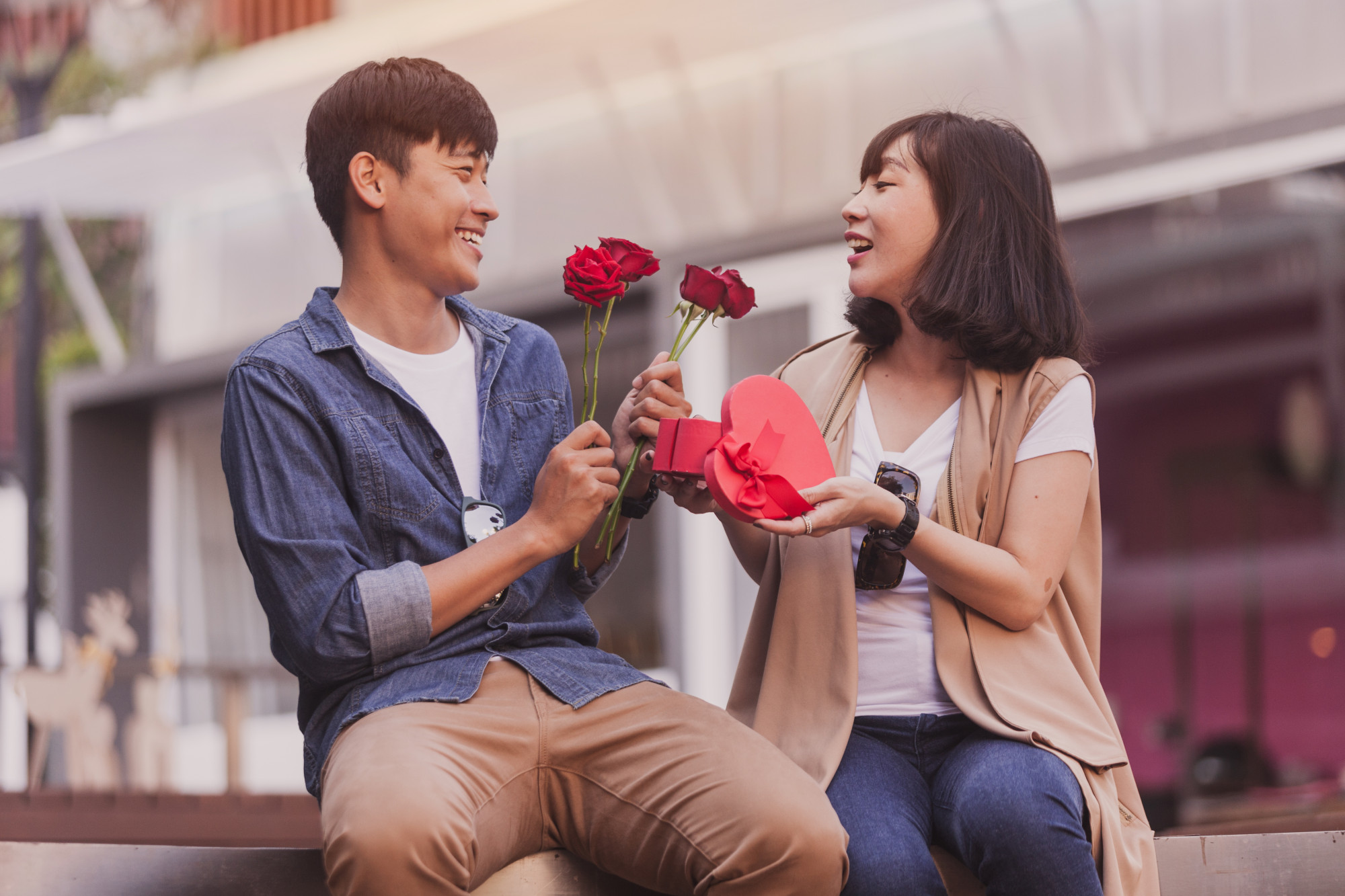 Tình yêu là cảm xúc cần được thể hiện ( Ảnh minh họa Freepik)