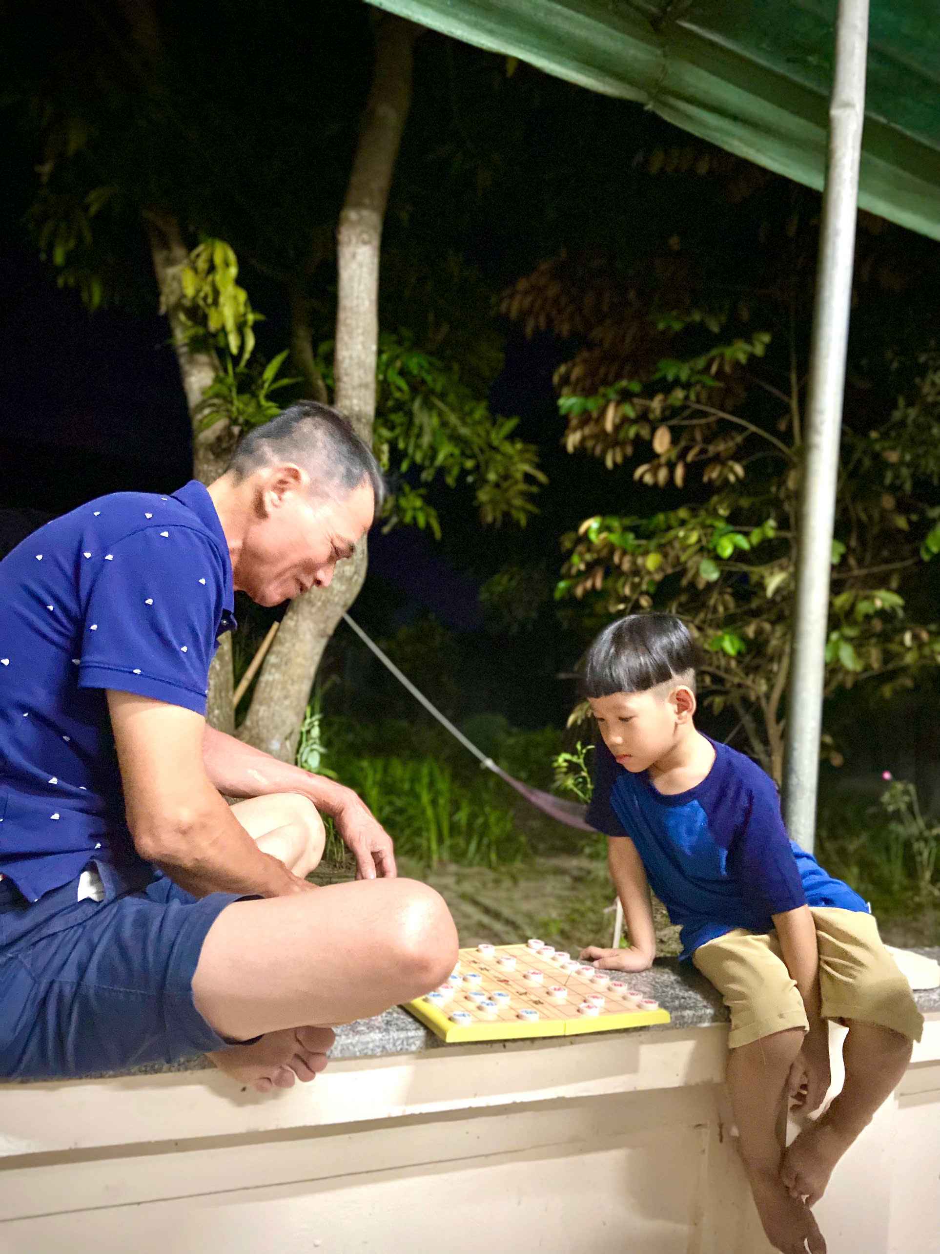 Tôi cho con tham gia những hoạt động có sẵn ngay tại quê như đi hái nho, ngắm bình minh trên biển, đi dạo trên đường làng... (Ảnh: NVCC)