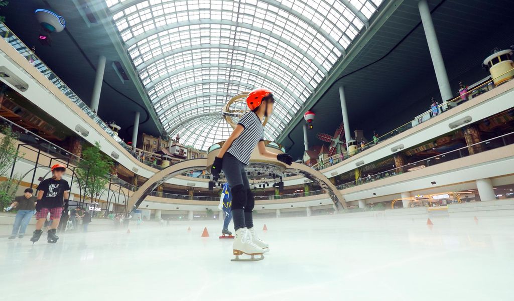 8 điểm đến trong nhà giúp “trốn nắng” ở Seoul Sân trượt băng Lotte World. Ảnh: Newssis